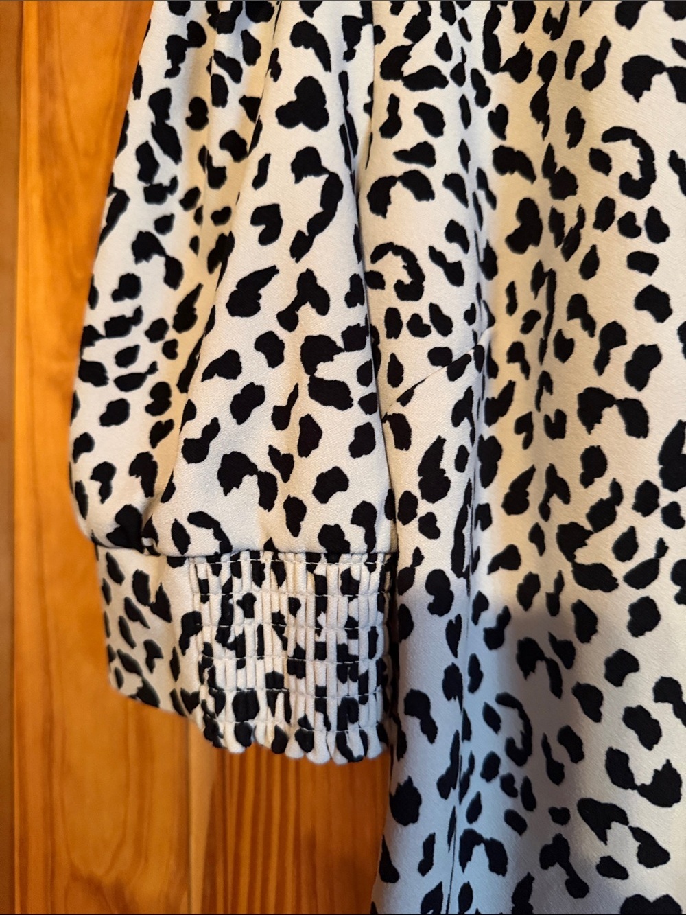 MELLODAY Black and White Leopard Puff Sleeve Blouse - Picture 5 of 11